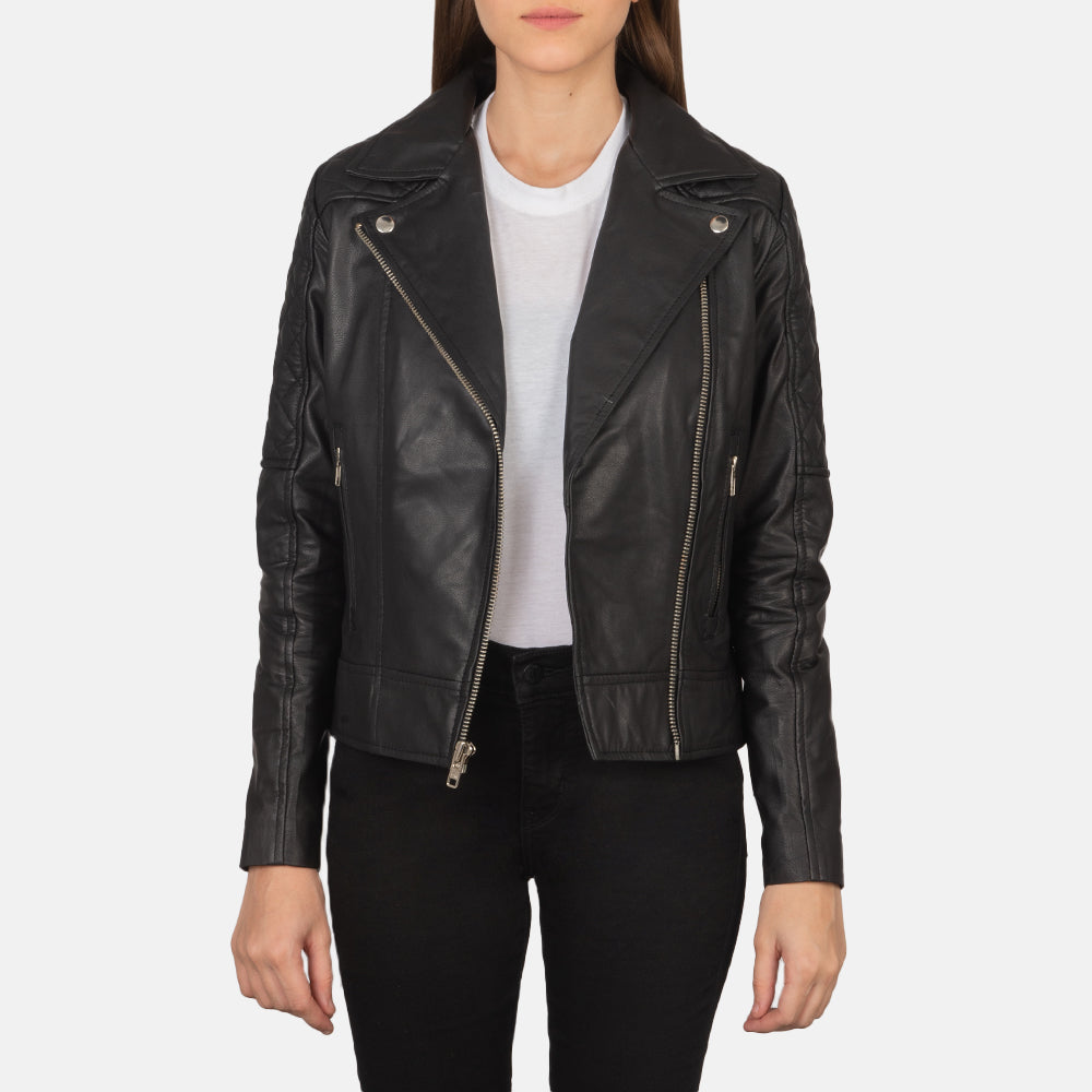 
Carolyn Quilted Black Biker Jacket in Black Goatskin Leather - წინა ხედი და მორგებული სილუეტი | შეიძინეთ ონლაინ
