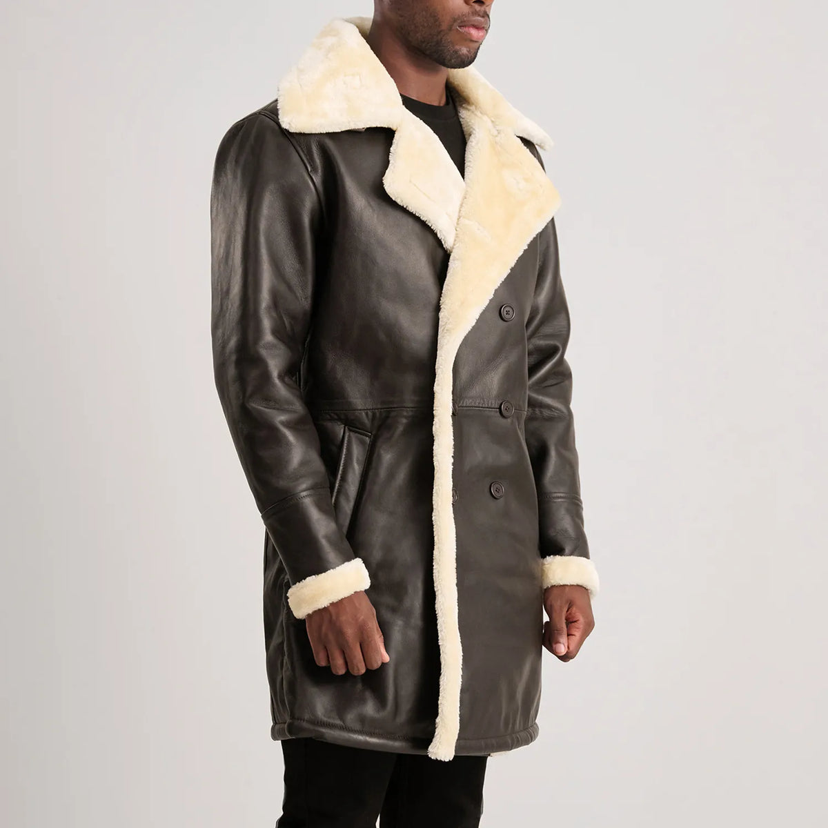 
მორგების ხედი:  Charles Brown Suede Leather Shearling Double-Breasted Coat მოდელზე ბუნებრივ დღის სინათლეზე