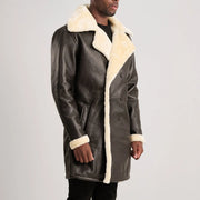 
მორგების ხედი:  Charles Brown Suede Leather Shearling Double-Breasted Coat მოდელზე ბუნებრივ დღის სინათლეზე