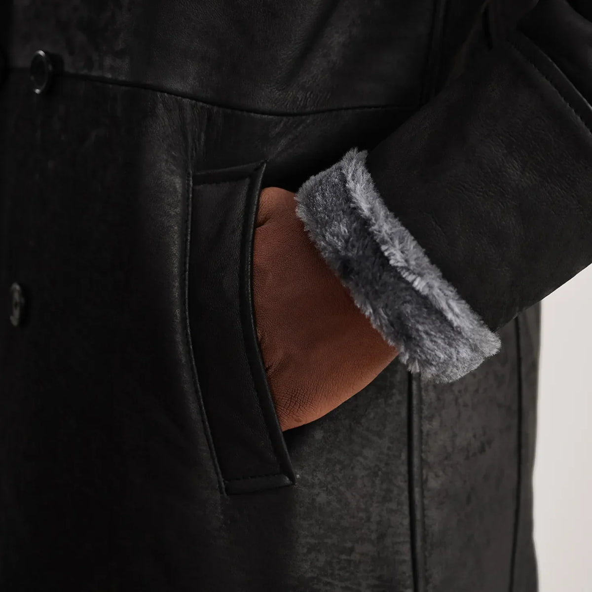 
შიდა სარჩულის ხედი Showing Fully Faux Fur-Lined & ორი ფუნქციური შიდა ჯიბე
