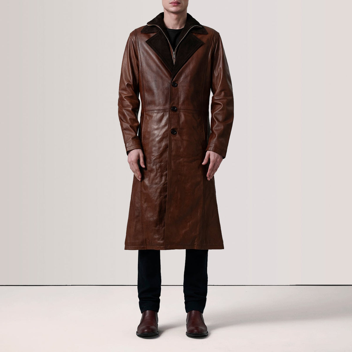 
Distressed Brown Sheepskin Burnished Leather Coat - უკანა ხედი გამოკვეთილი მხრებით და სუფთა დაბოლოებით