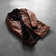 
მორგების ხედი:  Cinnamon Distressed Leather Fur ტყავის პალტო მამაკაცის მოდელზე ბუნებრივ დღის სინათლეზე