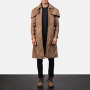 
Classic ყავისფერი Leather Duster მამაკაცის in Distressed Brown Sheepskin Snuffed - წინა ხედი და მორგებული სილუეტი | შეიძინეთ ონლაინ