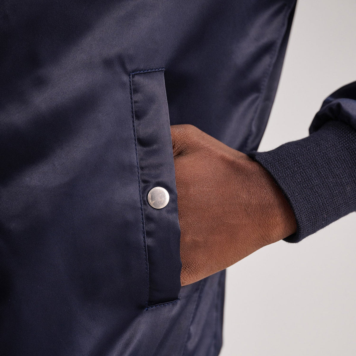 
შიდა სარჩულის ხედი Showing Quilted Polyester Lining & ორი ფუნქციური შიდა ჯიბე