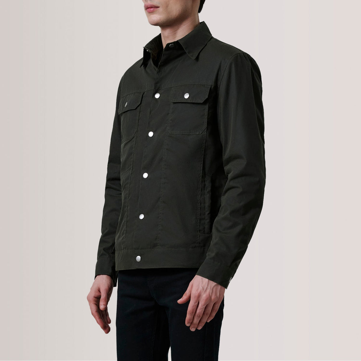 
Colberto Olive Waxed Canvas Trucker ტყავის ქურთუკი მამაკაცის For Men - გვერდითი პროფილი ერგონომიული სახელოს ჭრით