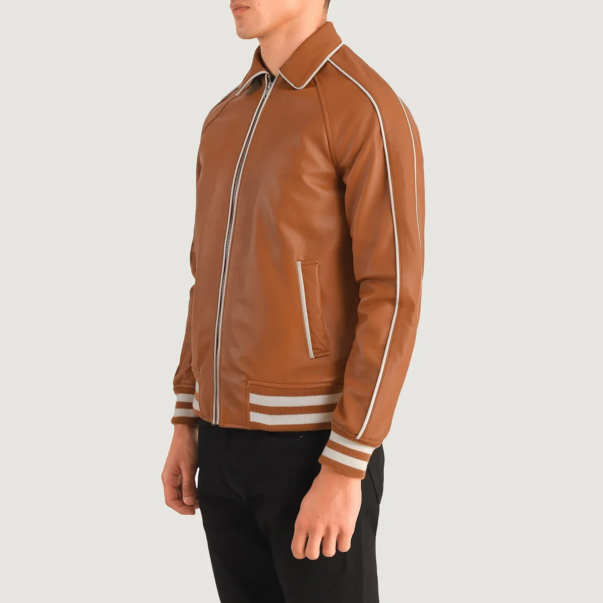 
Tan Brown Sheepskin Leather Varsity Jacket - უკანა ხედი გამოკვეთილი მხრებით და სუფთა დაბოლოებით