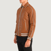 
Tan Brown Sheepskin Leather Varsity Jacket - უკანა ხედი გამოკვეთილი მხრებით და სუფთა დაბოლოებით