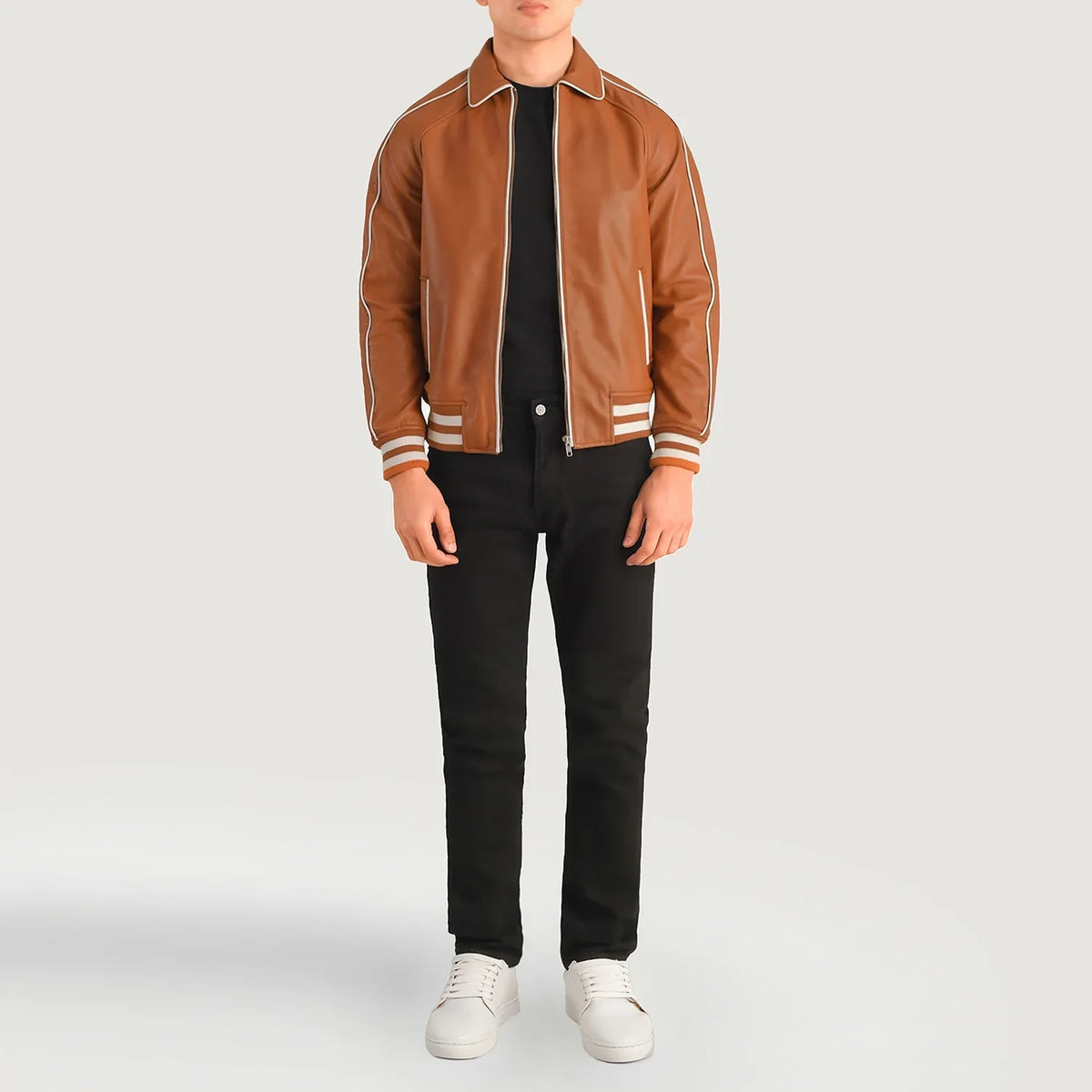 
Cooper ტანი ყავისფერი Leather Varsity ტყავის ქურთუკი მამაკაცის - გვერდითი პროფილი ერგონომიული სახელოს ჭრით