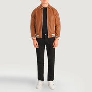 
Cooper ტანი ყავისფერი Leather Varsity ტყავის ქურთუკი მამაკაცის - გვერდითი პროფილი ერგონომიული სახელოს ჭრით