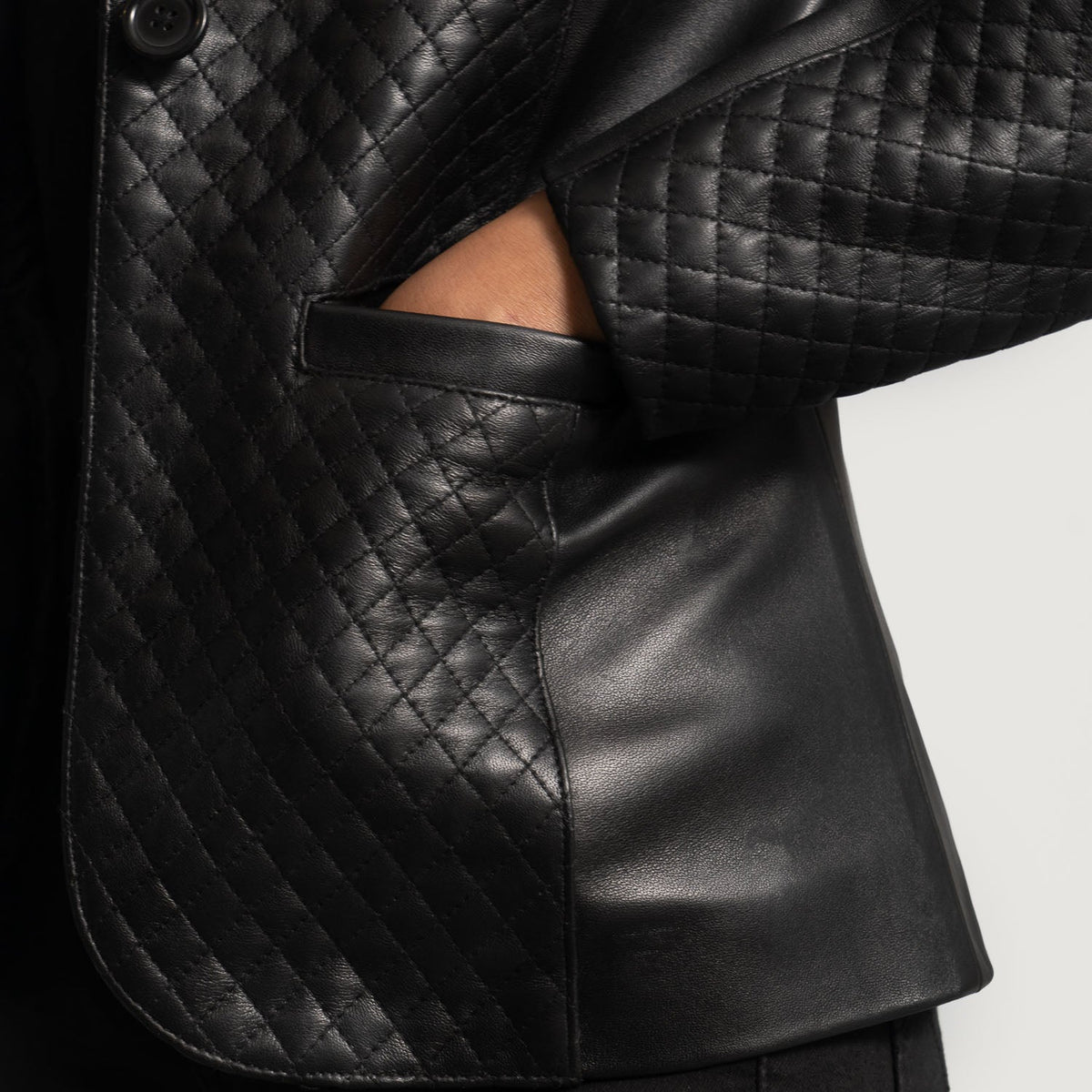 
ახლო ხედი of Notch & Button Hardware on Cora ნაკერიანი შავი ტყავის პიჯაკი ქალის