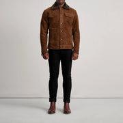 
Dallis ყავისფერი Suede Shearling Trucker ტყავის ქურთუკი მამაკაცის - გვერდითი პროფილი ერგონომიული სახელოს ჭრით