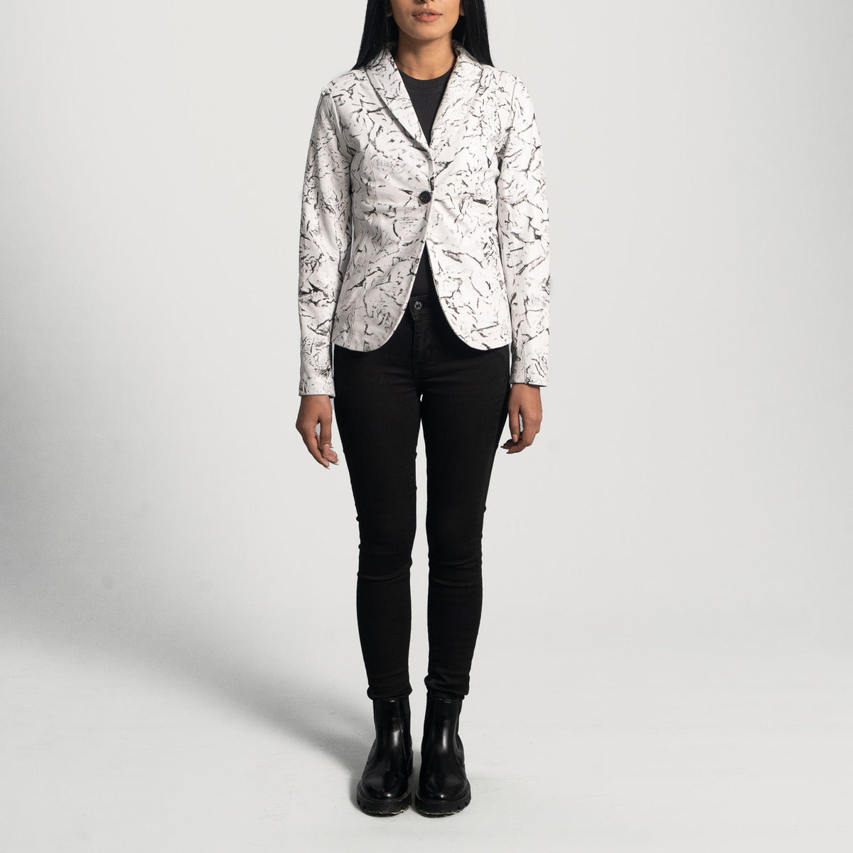 
ახლო ხედი of Notch & Button Hardware on Donna Blake White ტყავის პიჯაკი ქალის
