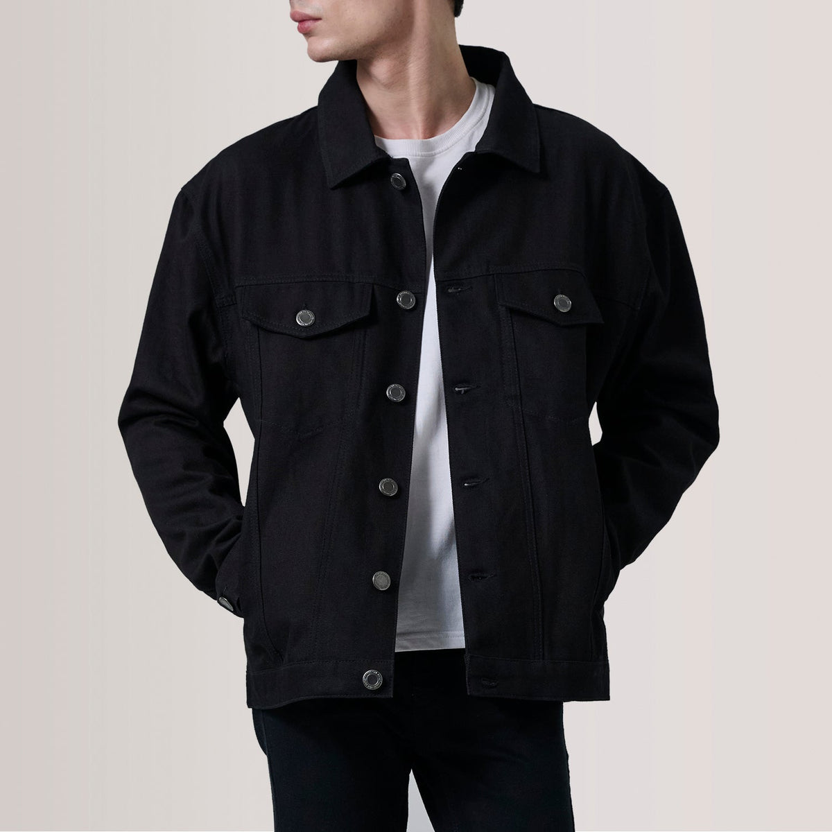 Eddie შავი Oversized Denim Trucker ტყავის ქურთუკი მამაკაცის For Men in Black Full-Grain Leather - Front Profile View &amp; Tailored Silhouette | Buy Online