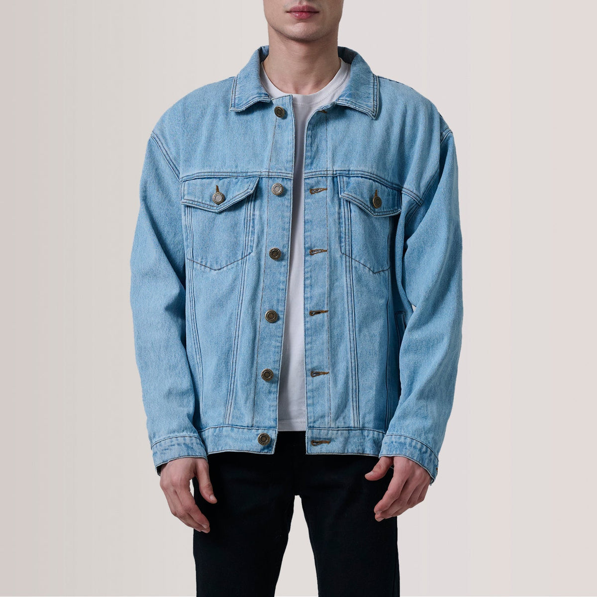 
Eddie Light ლურჯი Oversized Denim Trucker ტყავის ქურთუკი მამაკაცის For Men in Light Blue Full-Grain Leather - წინა ხედი და მორგებული სილუეტი | შეიძინეთ ონლაინ