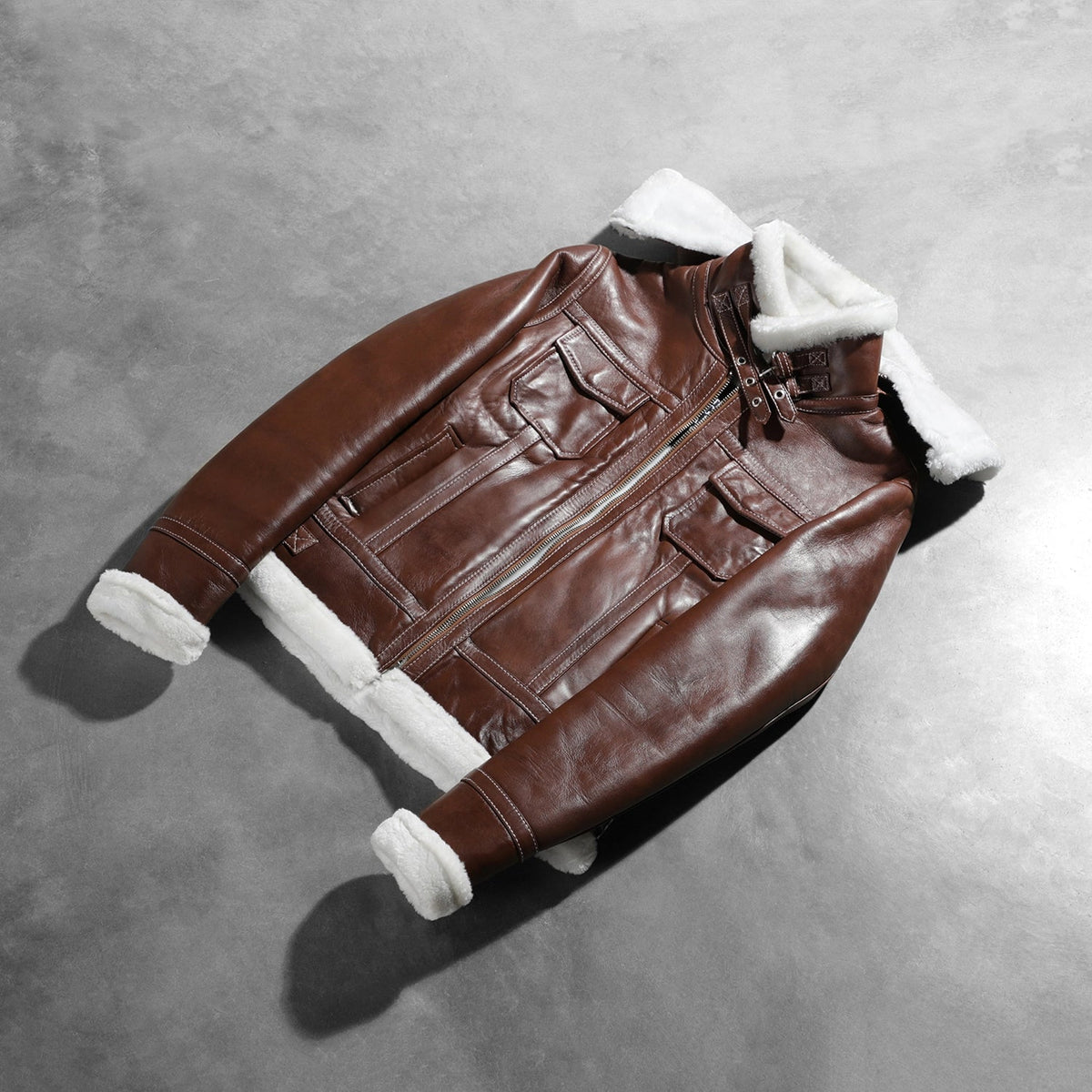 
მორგების ხედი:  Fiona Brown Hooded Shearling Leather Jacket მოდელზე ბუნებრივ დღის სინათლეზე
