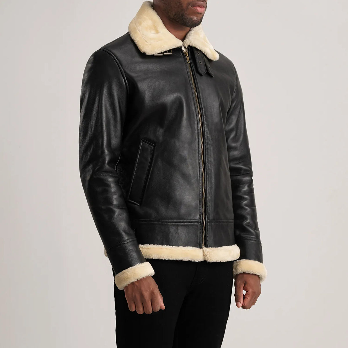 
Black Sheepskin Leather Bomber Jacket - უკანა ხედი გამოკვეთილი მხრებით და სუფთა დაბოლოებით