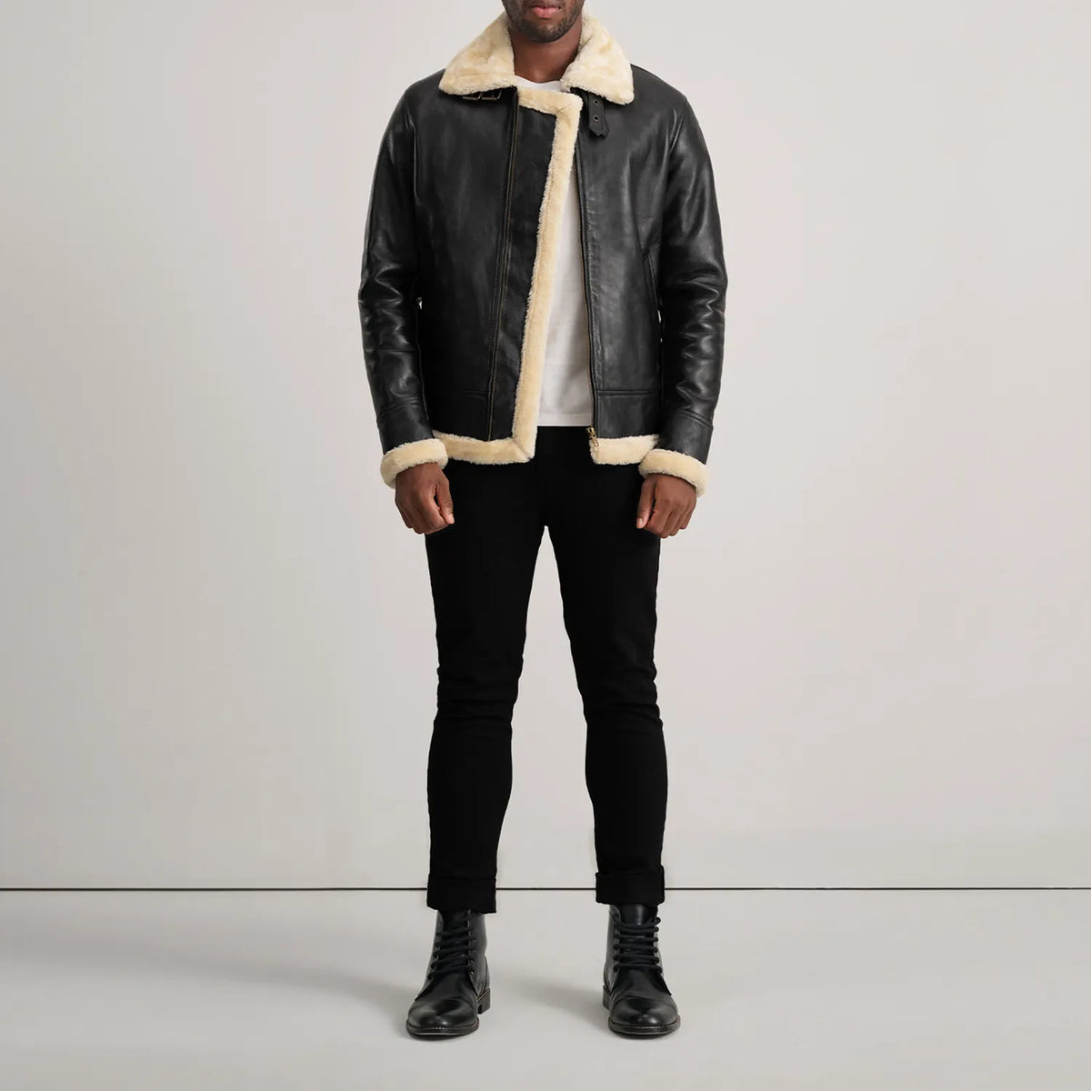 
Francis B-3 Black Leather Bomber Jacket - გვერდითი პროფილი ერგონომიული სახელოს ჭრით