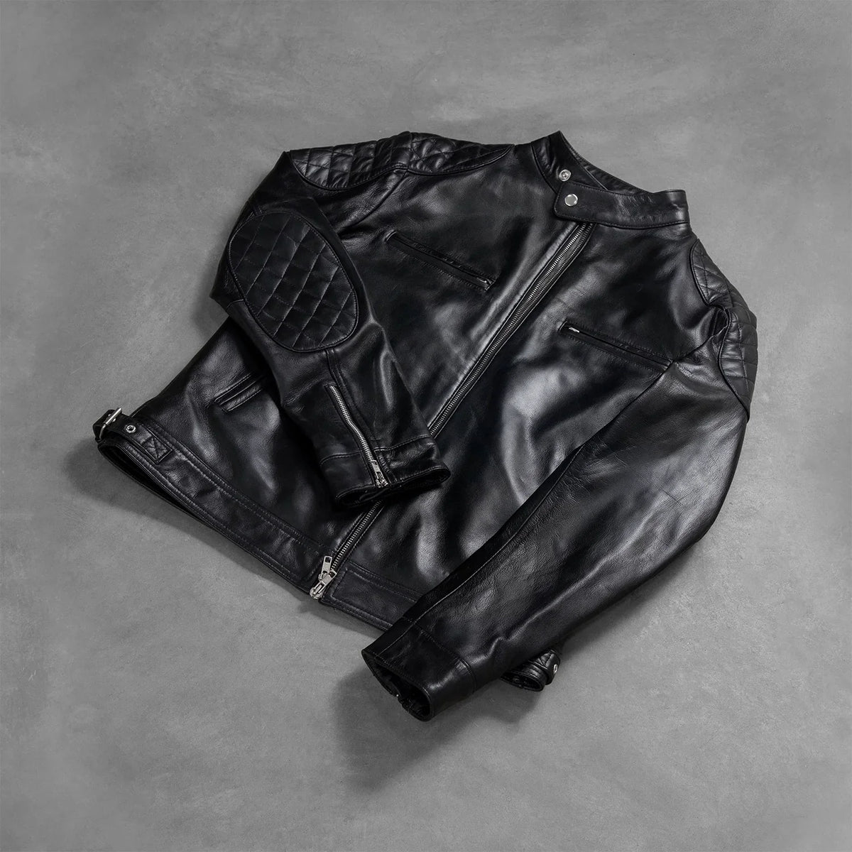 
მორგების ხედი:  Gatsby Quilted Black Leather Biker Jacket მოდელზე ბუნებრივ დღის სინათლეზე