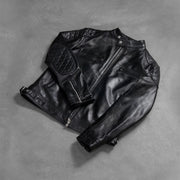 
მორგების ხედი:  Gatsby Quilted Black Leather Biker Jacket მოდელზე ბუნებრივ დღის სინათლეზე