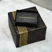 
Giftset Leather Writing Case and Pen (Passport holder) in Classic Full-Grain Leather - წინა ხედი და მორგებული სილუეტი | შეიძინეთ ონლაინ