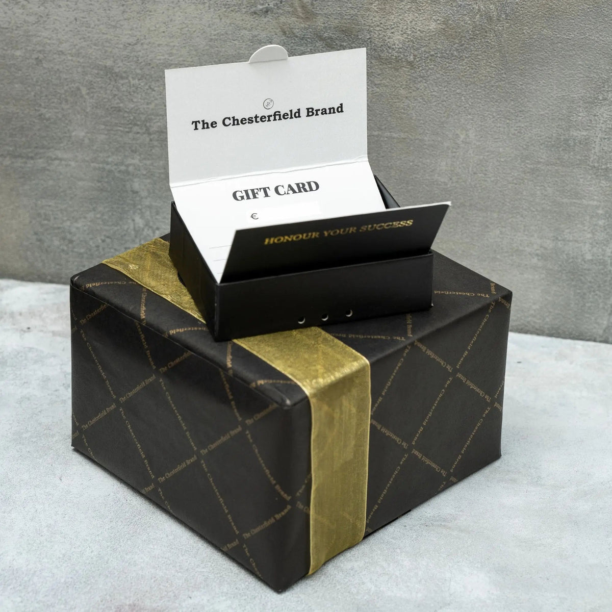 
Giftset Leather Writing Case and Pen (Passport holder) - გვერდითი პროფილი ერგონომიული სახელოს ჭრით