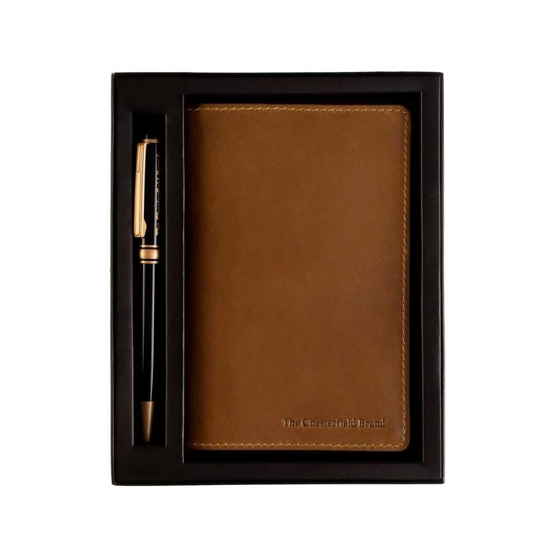 
Giftset Leather Writing Case and Pen (Passport holder) in Classic Full-Grain Leather - წინა ხედი და მორგებული სილუეტი | შეიძინეთ ონლაინ