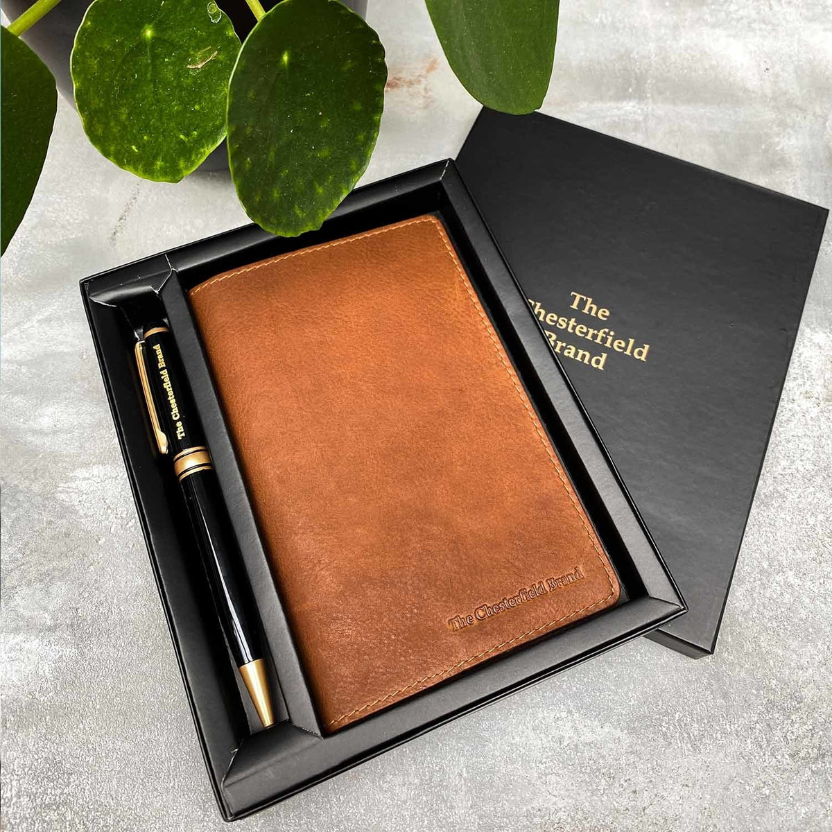 
Classic Full-Grain leather Goods - უკანა ხედი გამოკვეთილი მხრებით და სუფთა დაბოლოებით