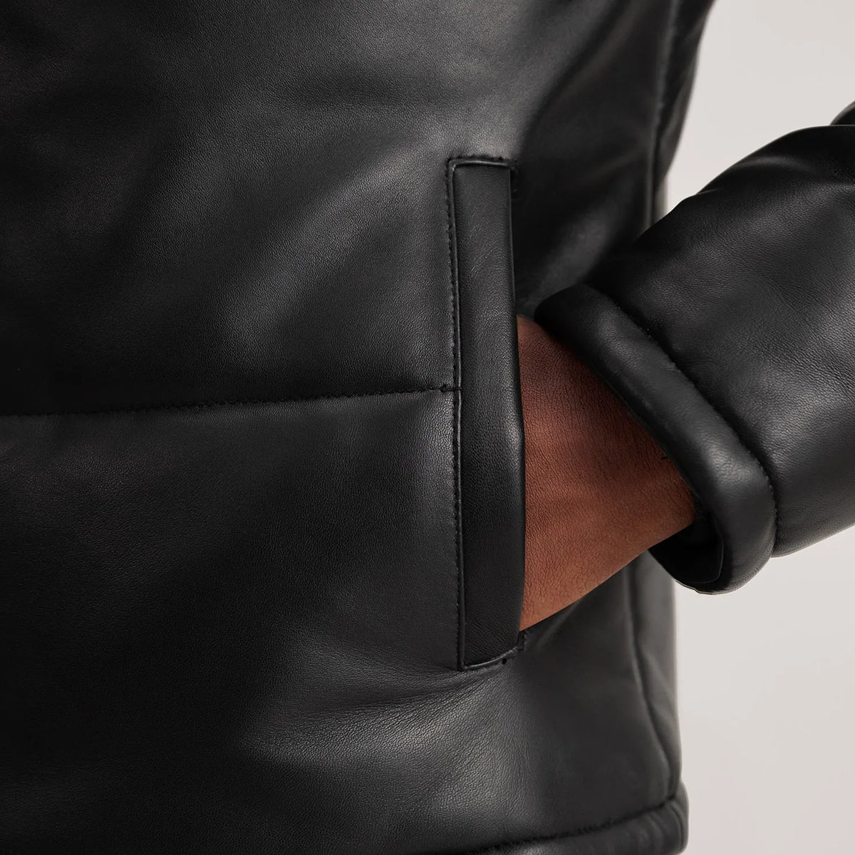 
შიდა სარჩულის ხედი Showing Polyester Lining & ორი ფუნქციური შიდა ჯიბე