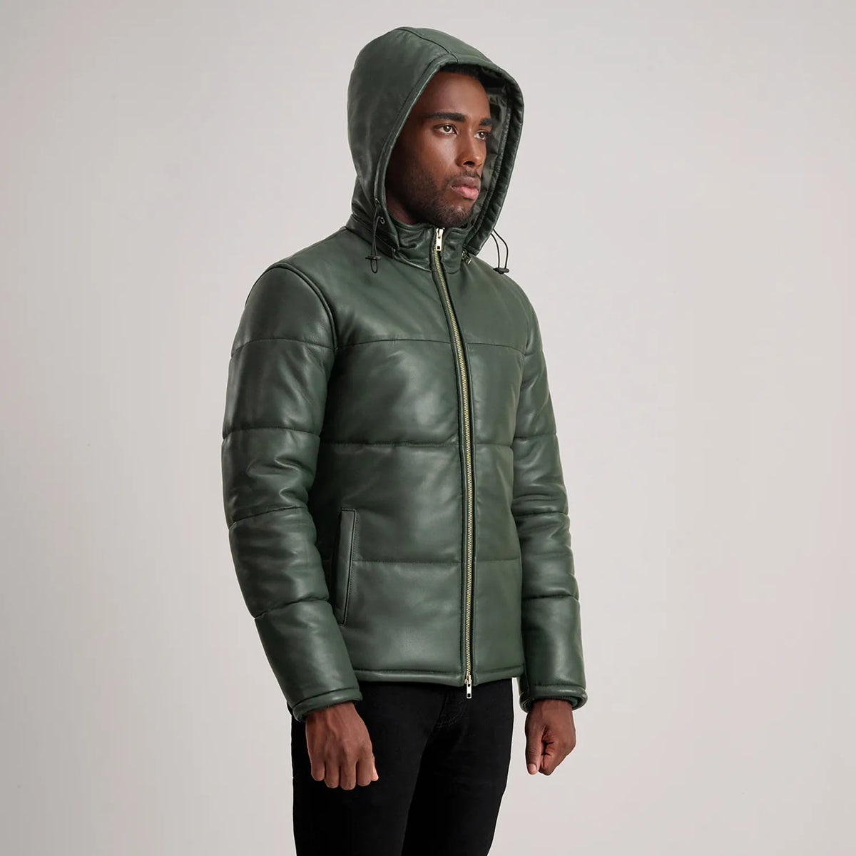 
მორგების ხედი:  Gordon Tan Hooded Leather Puffer Jacket მოდელზე ბუნებრივ დღის სინათლეზე