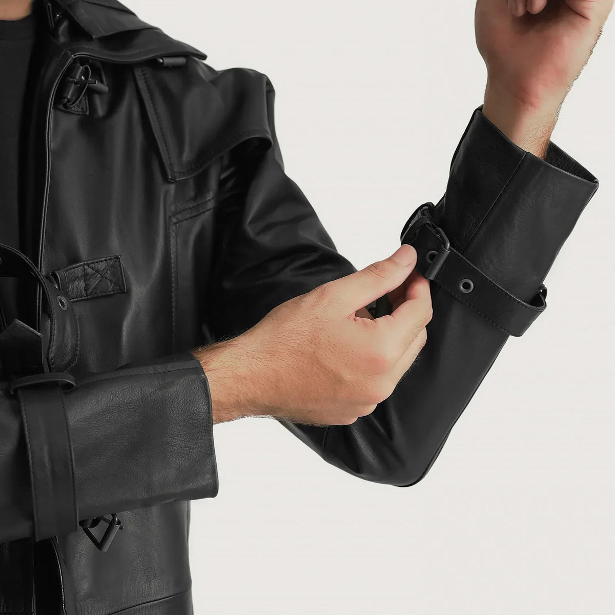 
ახლო ხედი of Shirt collar with a large hood & Belted Hardware on Huntsman შავი Hooded ტყავის ტრენჩი მამაკაცის