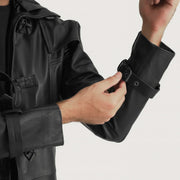 
ახლო ხედი of Shirt collar with a large hood & Belted Hardware on Huntsman შავი Hooded ტყავის ტრენჩი მამაკაცის