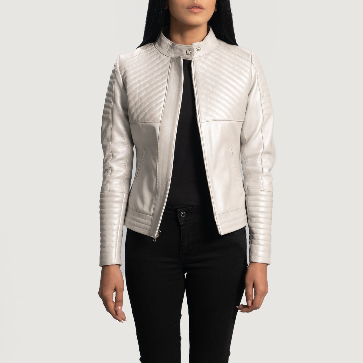 Ice Maiden Silver Quilted ტყავის ბაიკერის ქურთუკი ქალის - Lateral Side Profile View Showing Sleeve Cut &amp; Athletic Taper Fit