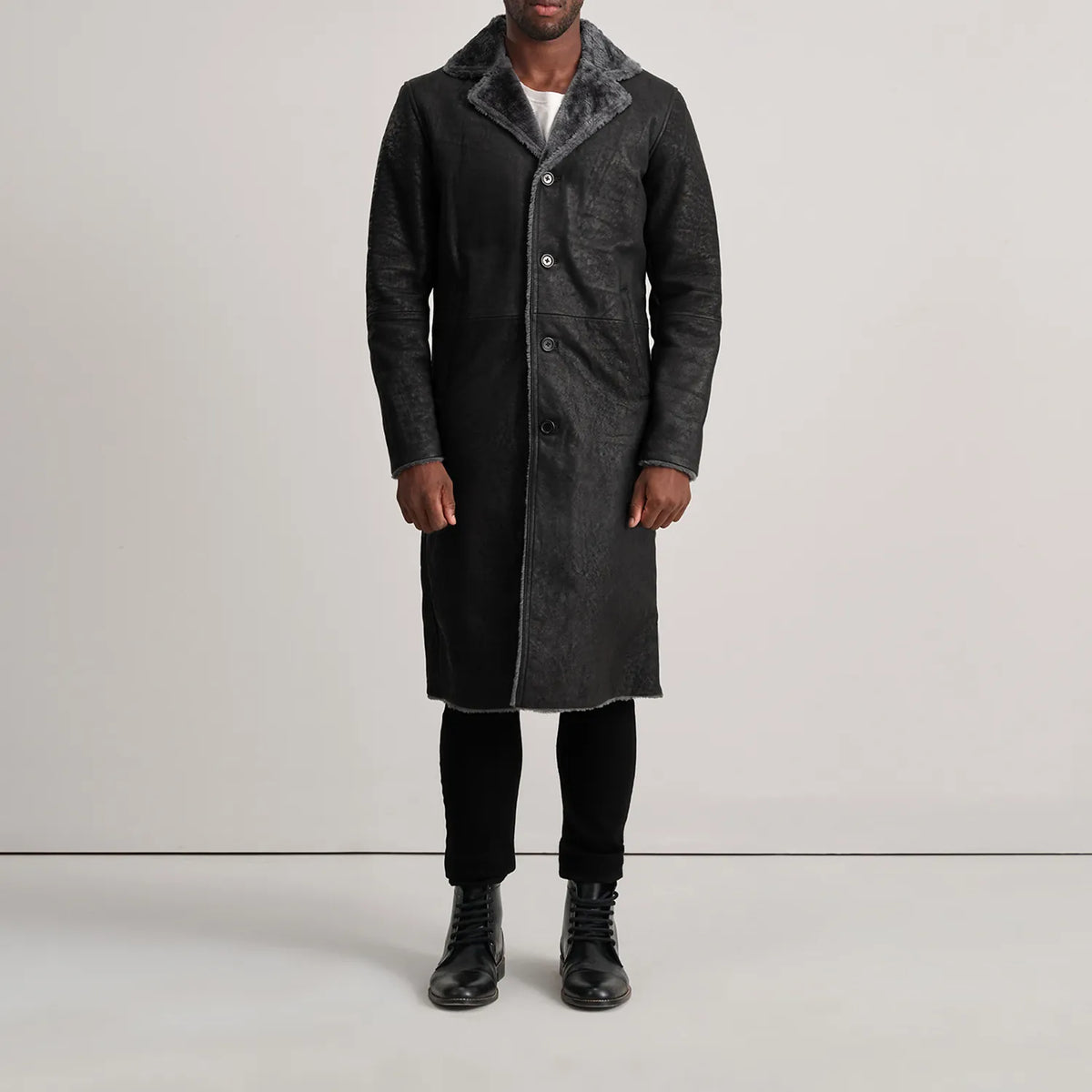 
Kolby Distressed Black Shearling Long Coat - გვერდითი პროფილი ერგონომიული სახელოს ჭრით