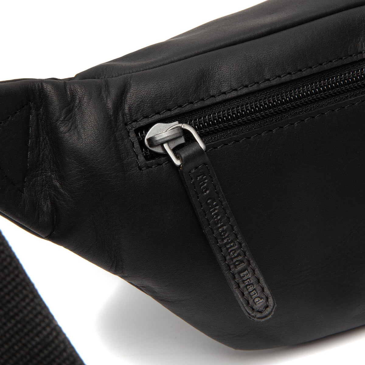 
Solid Antique Brass Hardware & Heavy-Duty Dual Zipper Detail on Brana ტყავის წელის ჩანთა