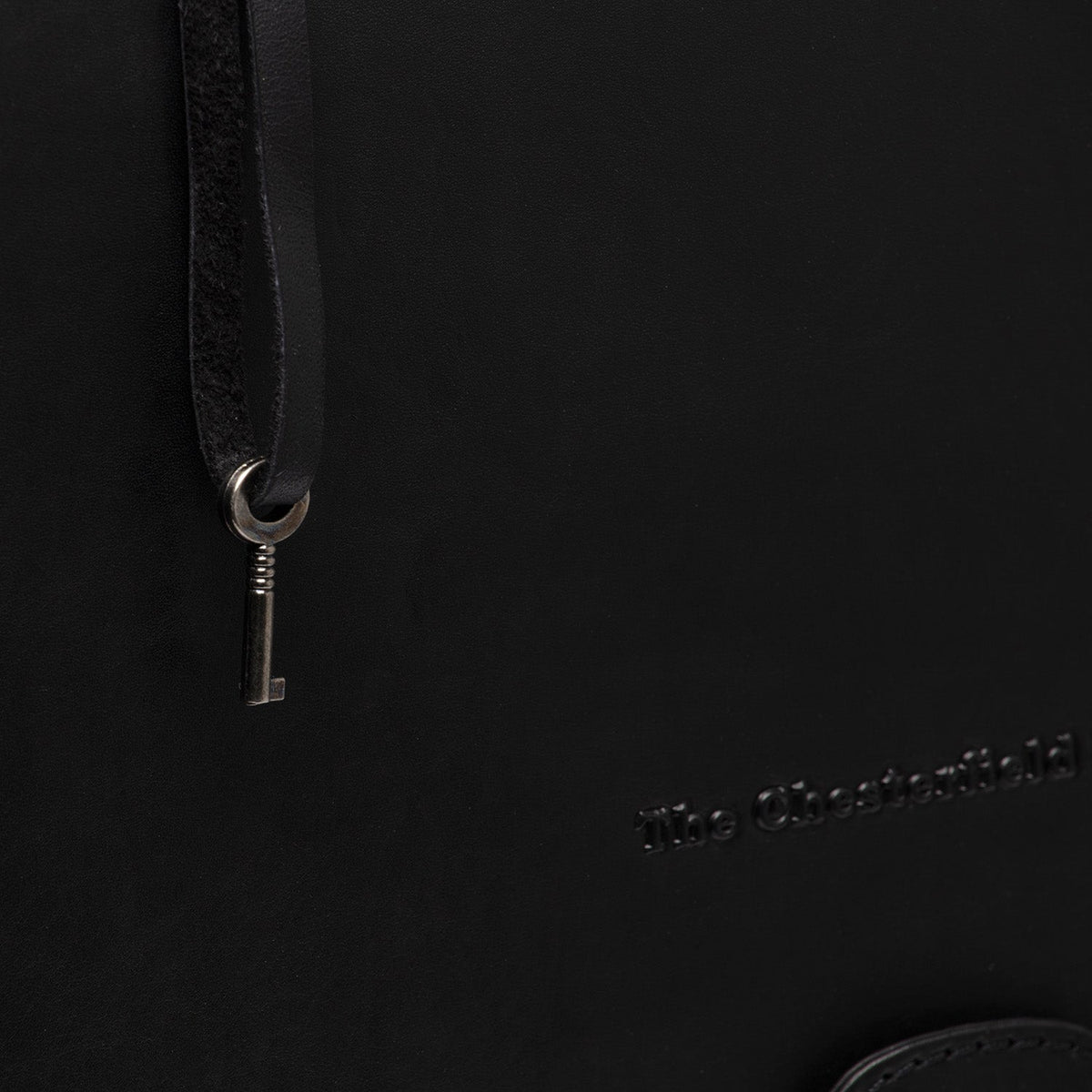 
შიდა სარჩულის ხედი Showing Dedicated Padded Laptop Sleeve & Multi-Compartment Organization