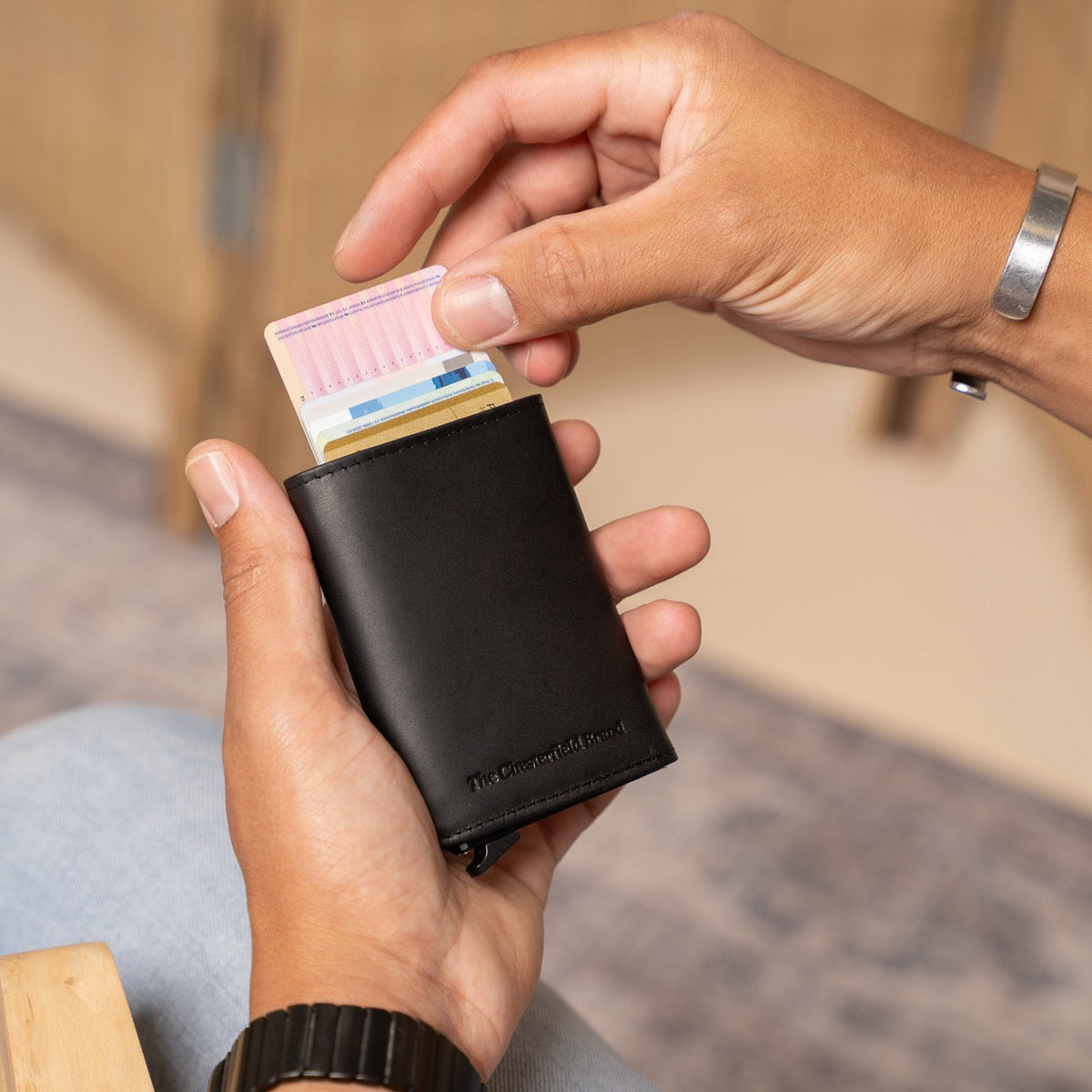 
Classic 100% Full-Grain Leather Card Holder - უკანა ხედი გაძლიერებული ტყავის სახელურებით