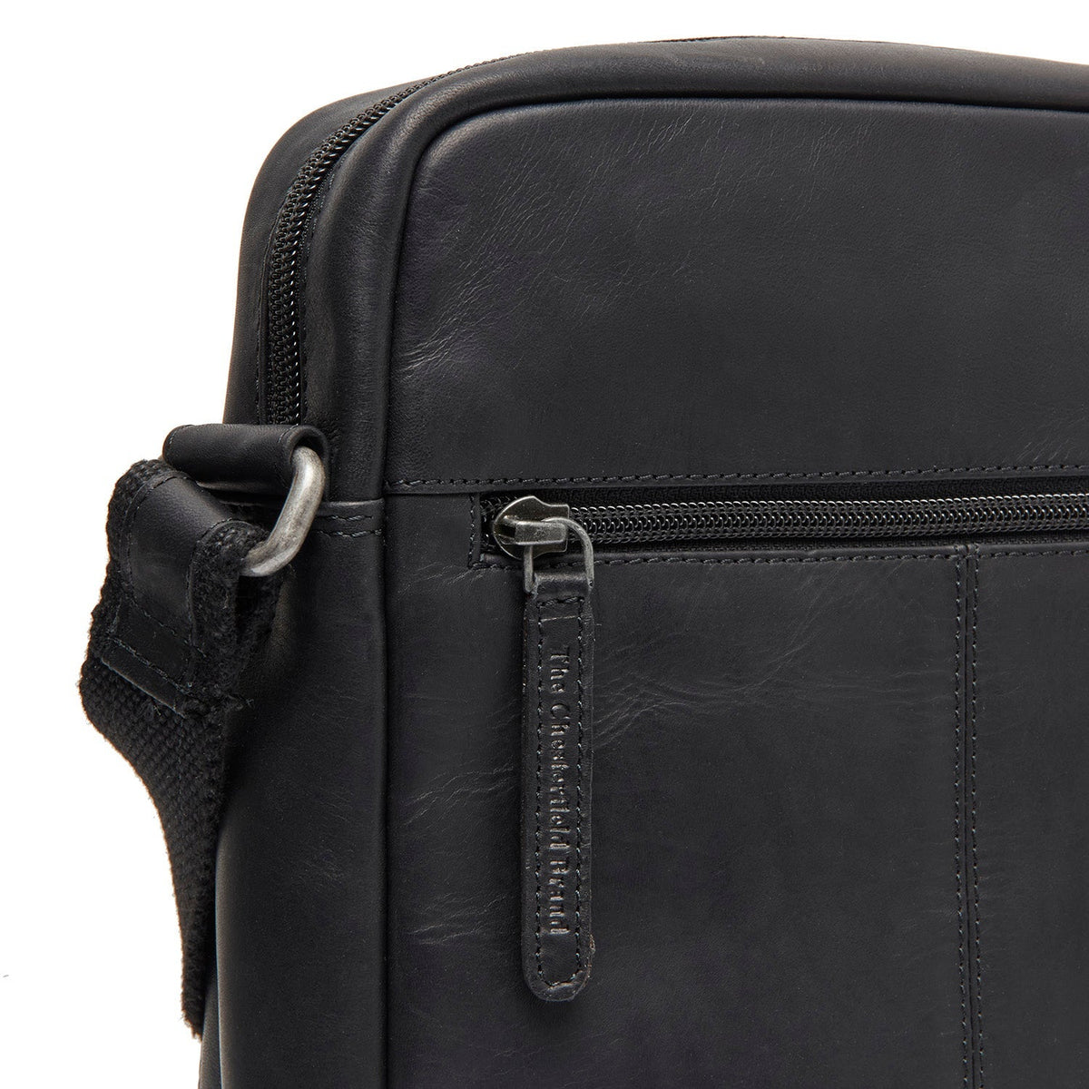 
Solid Antique Brass Hardware & Heavy-Duty Dual Zipper Detail on Anzora ტყავის ჩანთა კროსბოდი