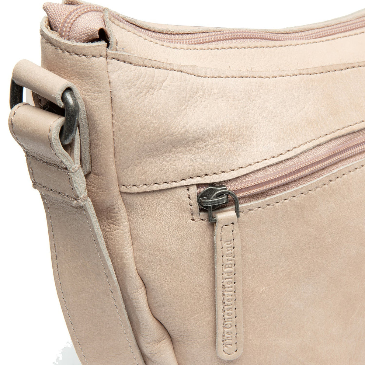 
Solid Antique Brass Hardware & Heavy-Duty Dual Zipper Detail on Clarita ტყავის ჩანთა კროსბოდი