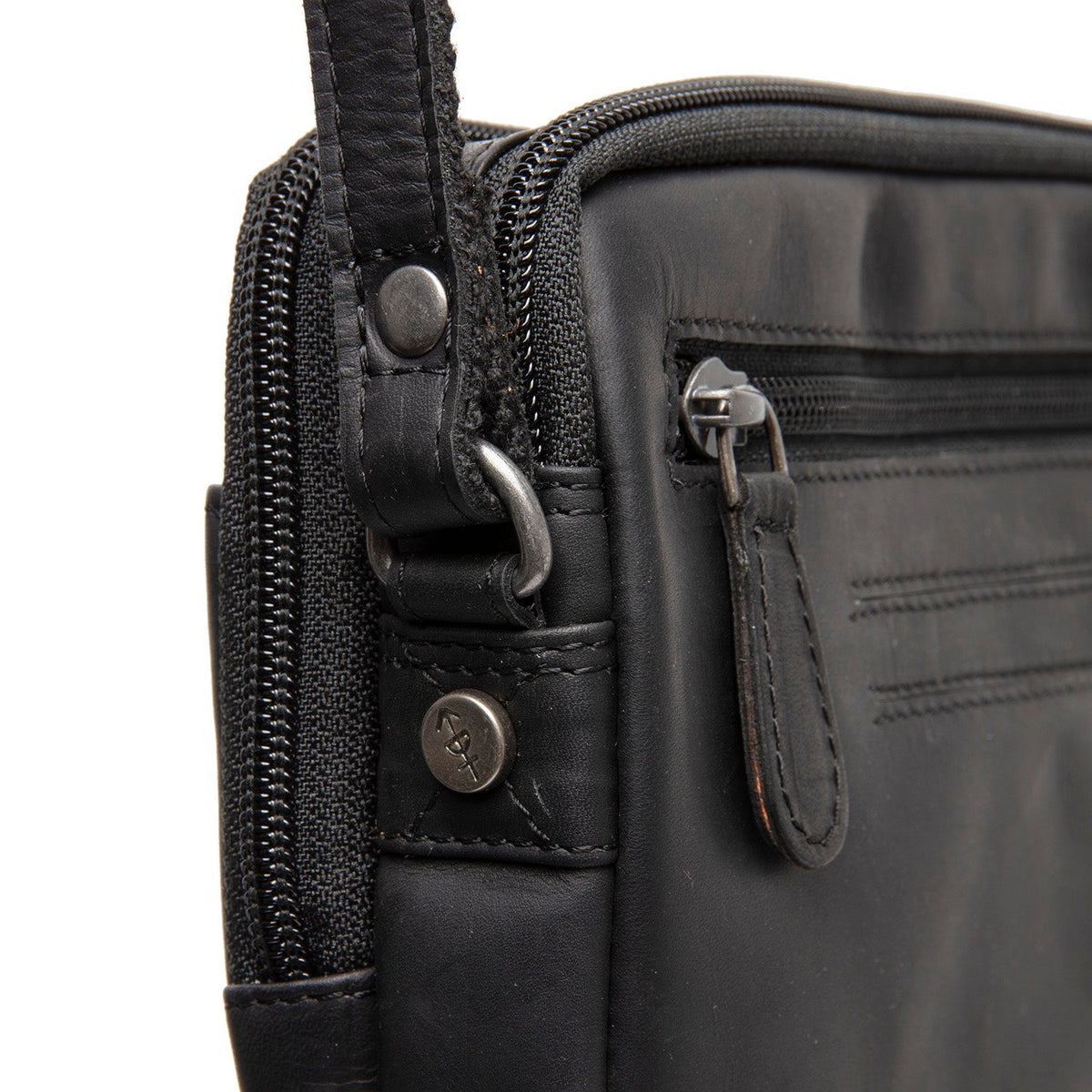 
შიდა სარჩულის ხედი Showing Dedicated Padded Laptop Sleeve & Multi-Compartment Organization