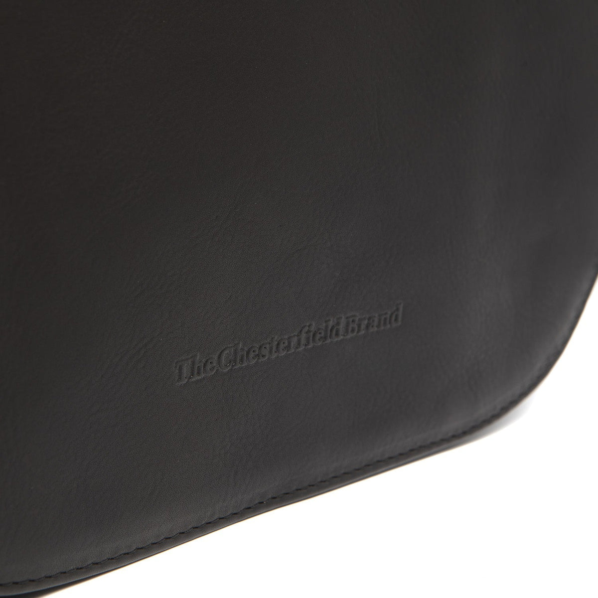 
Solid Antique Brass Hardware & Heavy-Duty Dual Zipper Detail on Millie ტყავის ჩანთა კროსბოდი