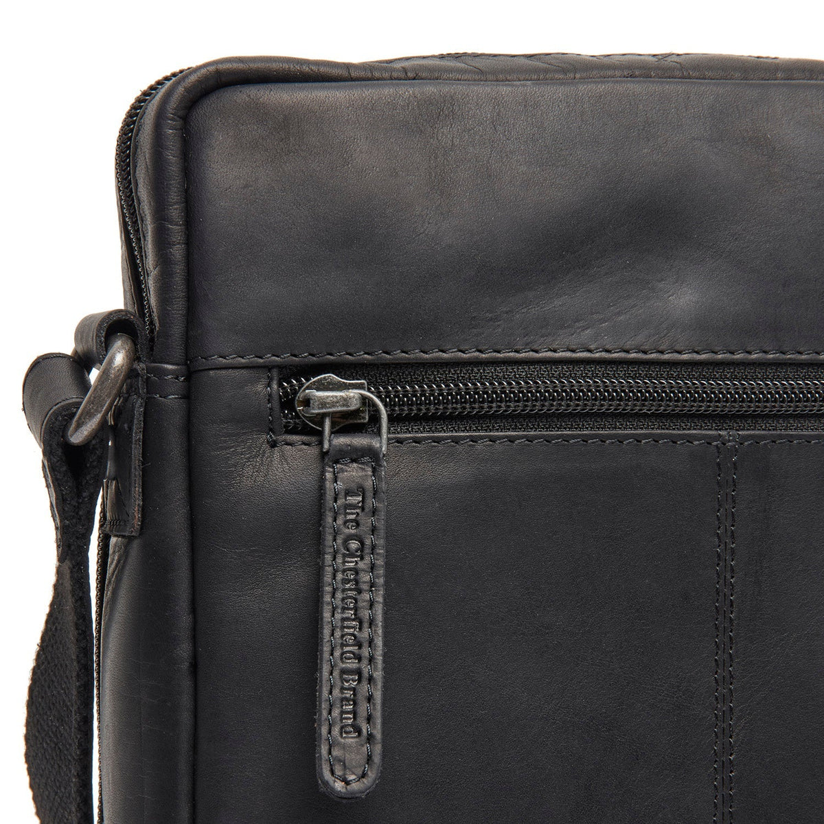 
Solid Antique Brass Hardware & Heavy-Duty Dual Zipper Detail on Montira ტყავის ჩანთა კროსბოდი