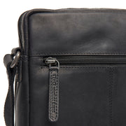 
Solid Antique Brass Hardware & Heavy-Duty Dual Zipper Detail on Montira ტყავის ჩანთა კროსბოდი