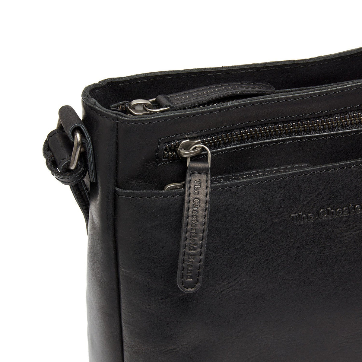 
Solid Antique Brass Hardware & Heavy-Duty Dual Zipper Detail on Mumbai ტყავის ჩანთა კროსბოდი