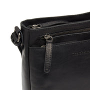 
Solid Antique Brass Hardware & Heavy-Duty Dual Zipper Detail on Mumbai ტყავის ჩანთა კროსბოდი
