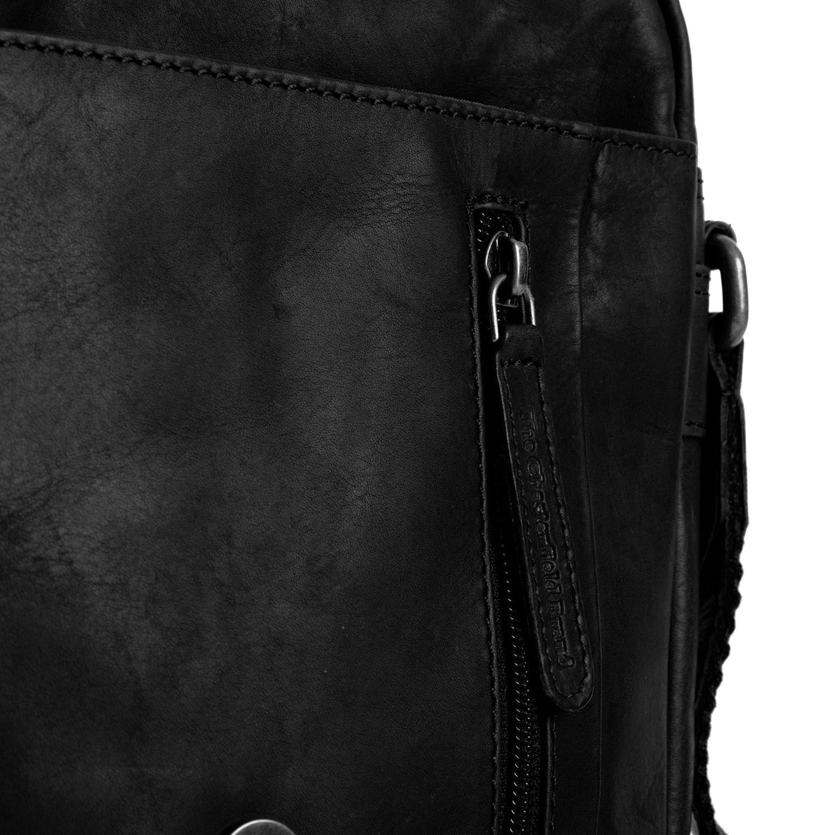 
Solid Antique Brass Hardware & Heavy-Duty Dual Zipper Detail on Remy ტყავის ჩანთა კროსბოდი