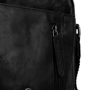 
Solid Antique Brass Hardware & Heavy-Duty Dual Zipper Detail on Remy ტყავის ჩანთა კროსბოდი