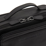 
Solid Antique Brass Hardware & Heavy-Duty Dual Zipper Detail on Rovon ტყავის ჩანთა კროსბოდი