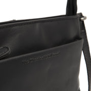 
Solid Antique Brass Hardware & Heavy-Duty Dual Zipper Detail on Salerno ტყავის ჩანთა კროსბოდი