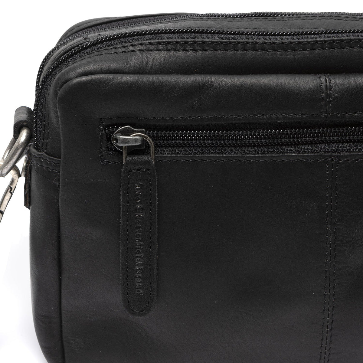 
Solid Antique Brass Hardware & Heavy-Duty Dual Zipper Detail on Samui ტყავის ჩანთა კროსბოდი