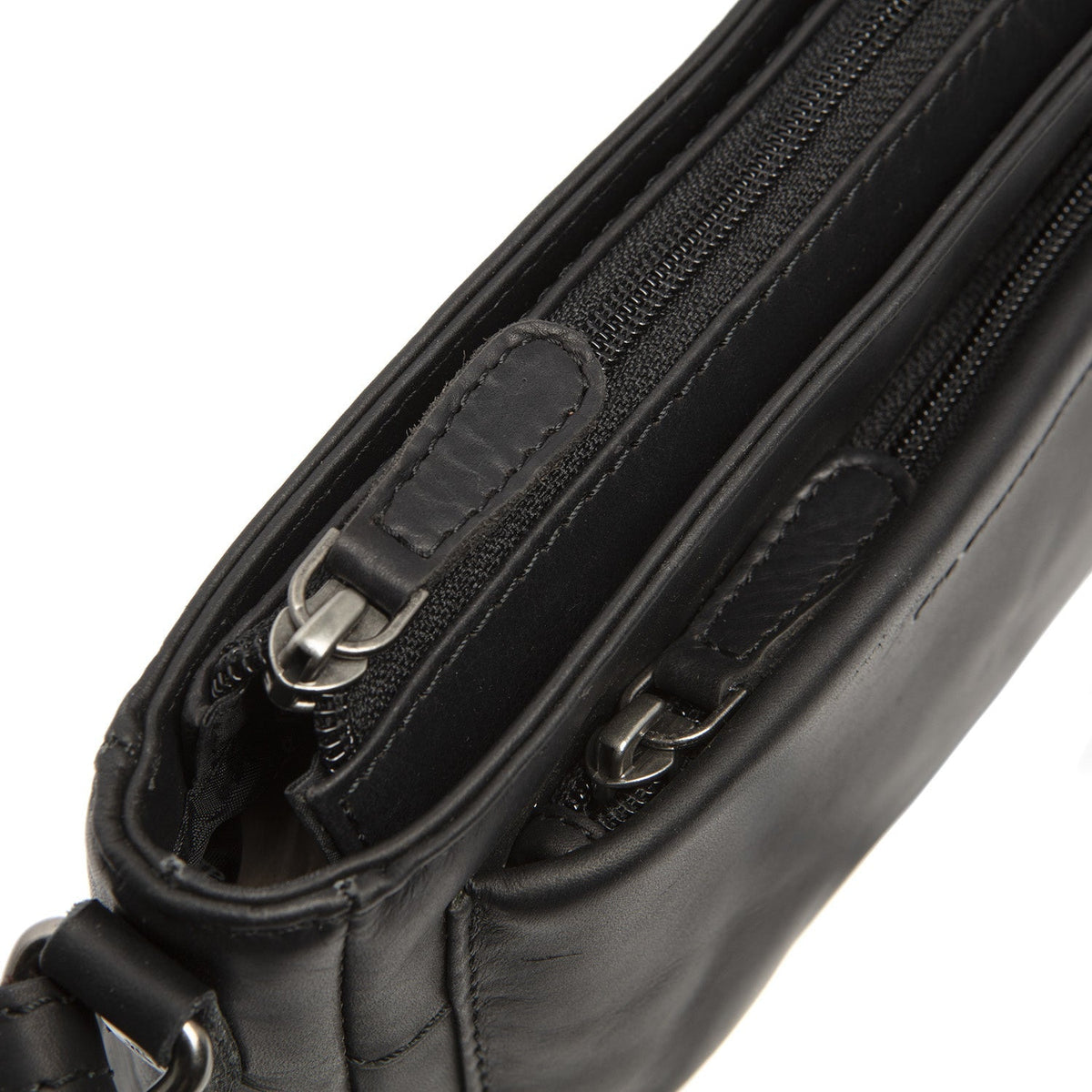 
Solid Antique Brass Hardware & Heavy-Duty Dual Zipper Detail on Southampton ტყავის ჩანთა კროსბოდი